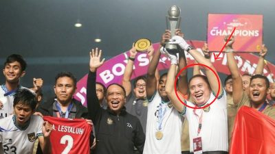 Iwan Bule Klarifikasi Usai Di Kiritik Naik Podium & Angkat Piala Bareng Timnas U-16