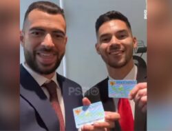 Selebrasi Jordi Amat dan Sandy Walsh Resmi Jadi WNI! Pamer KTP dulu, Pamer Skil Kemudian