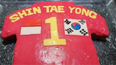 STY Disambut Kue Berbentuk Jersey Unik Lengkap dengan Nama dan Bendera Indonesia-Korsel di Bali