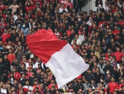 Payah! Ini Deretan Perilaku Buruk Suporter Indonesia: Injak Bendera hingga Serang Bus Tim Lawan