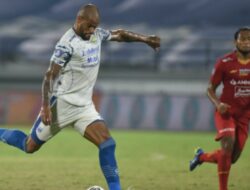 Kalahkan Madura United, Persib Bandung Tempel PSM Makassar di Puncak Klasemen