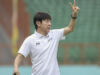 Shin Tae-yong memberikan instruksi pada pemain Timnas Indonesia