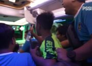 Aksi ngakak seorang anak kecil di dalam bus Timnas Indonesia