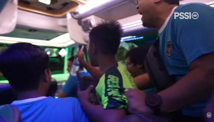 Aksi Bocah Masuk Bus Timnas Indonesia Bikin Ngakak Pemain
