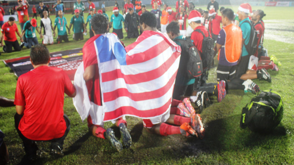 Edward Wilson Junior mengibarkan bendera Bintang Kejora