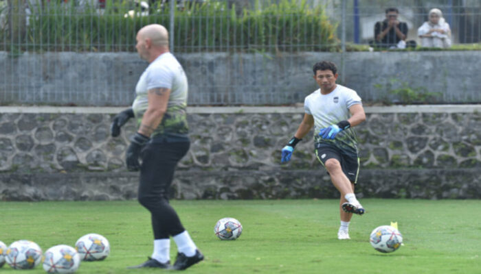Sosok Baru Pelatih Persib, Made Terlihat Canggung di Hari pertama
