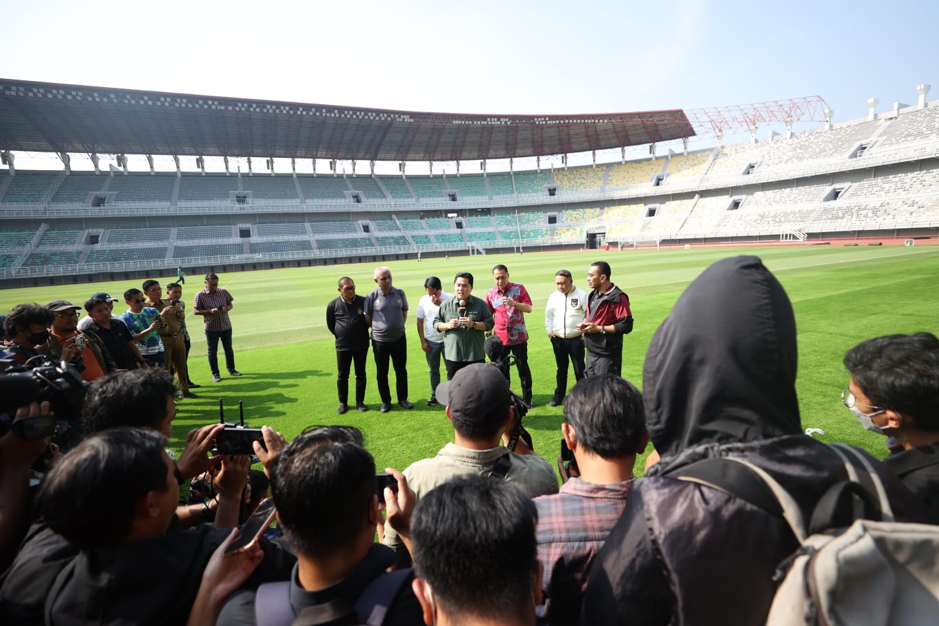 Erick Thohir ketika berada di Stadion Gelora Bung Tomo.