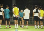 Shin Tae Yong memberikan arahan kepada pemain FIFA MatchDay.