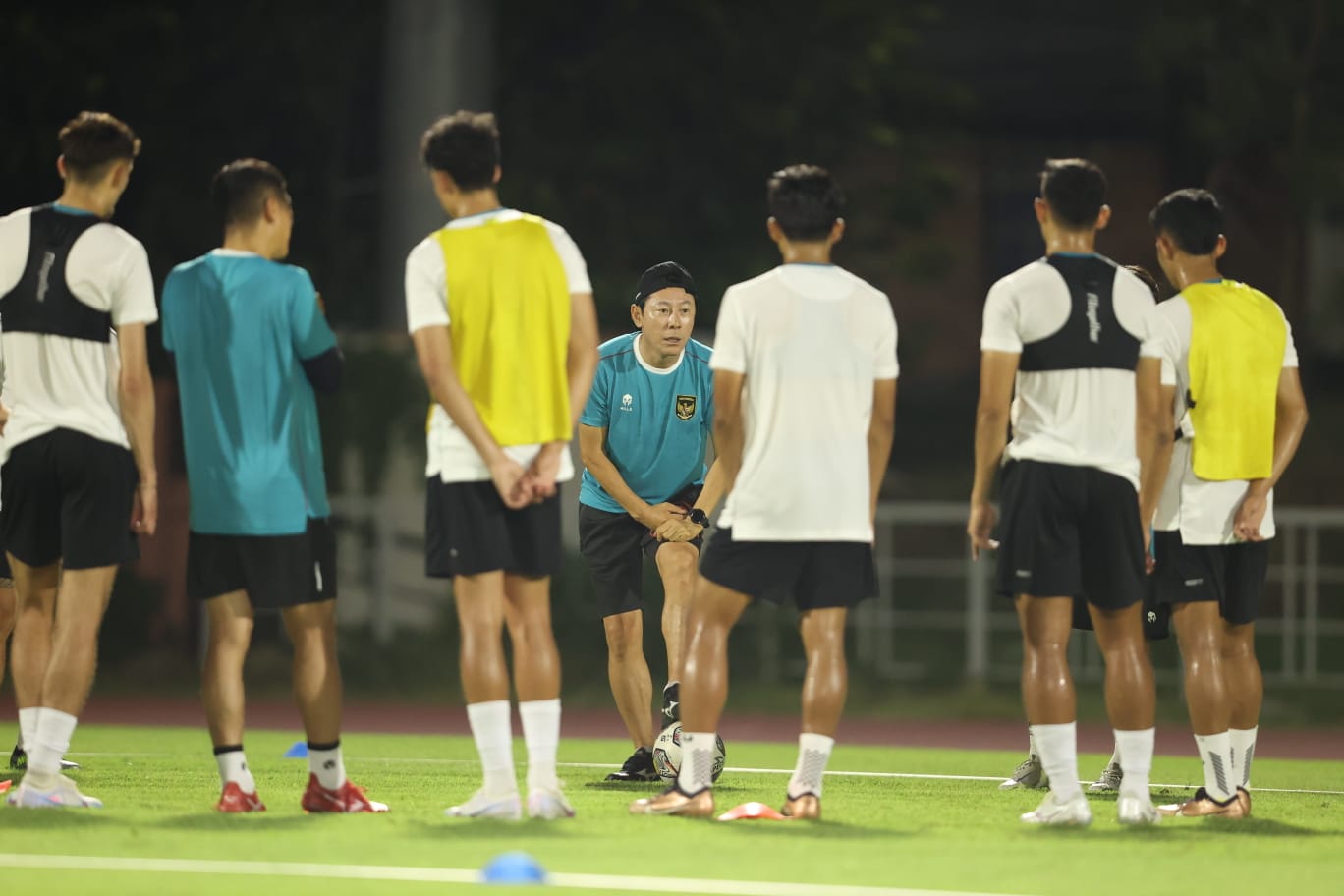 Shin Tae Yong memberikan arahan kepada pemain FIFA MatchDay.