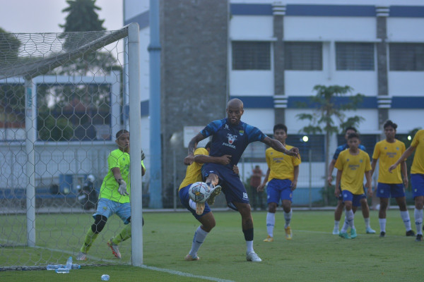 Persib menang telak atas Bandung United di laga uji coba.