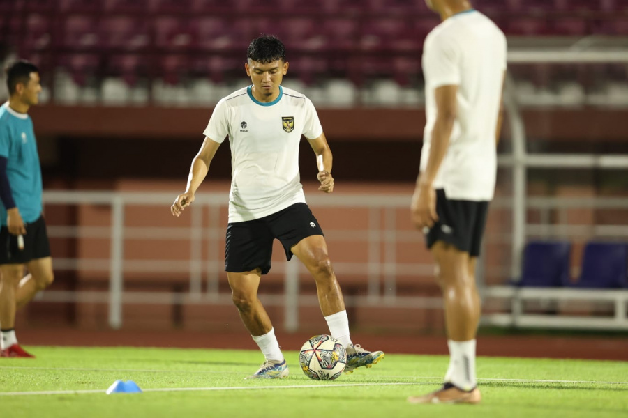 Dendy Sulistyawan ketika berlatih untuk FIFA MatchDay.