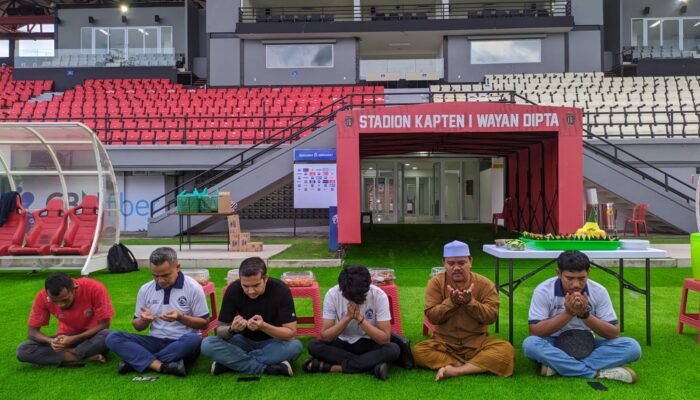 Arema FC Potong Tumpeng Usai Siap Berkandang di Stadion Kapten I Wayan Dipta!