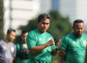 Pelatih Timnas Indonesia U-17, Bima Sakti memimpin latihan di Lapangan ABC, Senayan, Jakarta