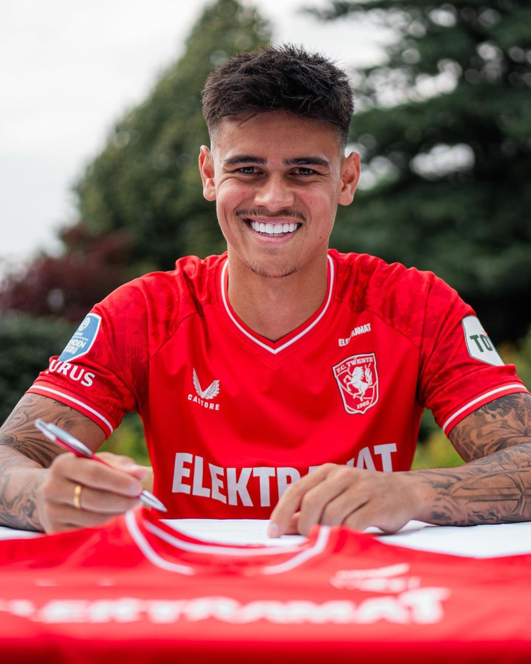 Mees Hilgers perpanjang kontrak dengan Twente FC hingga 2026