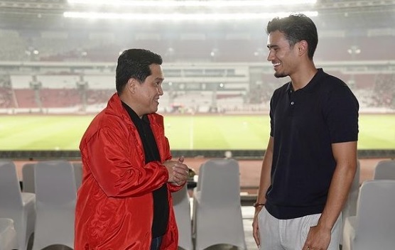 Erick Thohir bersama Nathan Tjoe A On ketika melihat pertandingan Timnas Indonesia (IG Nathan)