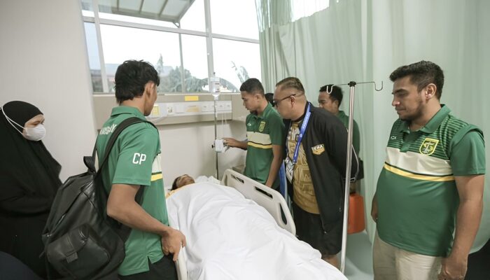 Official Tim Persebaya Jenguk Ady Setiawan yang Sempat Kolaps di Lapangan Hijau