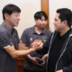 Shin Tae Yong (kiri) dan Erick Thohir (kanan) sedang bertemu saat laga Piala AFF 2023. Sumber foto: dok.PSSI