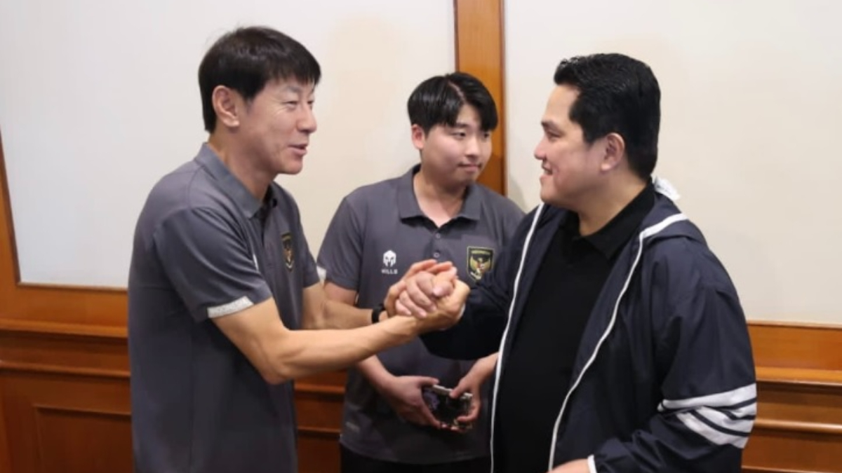 Shin Tae Yong (kiri) dan Erick Thohir (kanan) sedang bertemu saat laga Piala AFF 2023. Sumber foto: dok.PSSI