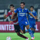 Pemain Persib Bandung Ezra Walian yang berduel dengan Madura United (dok. Persib)