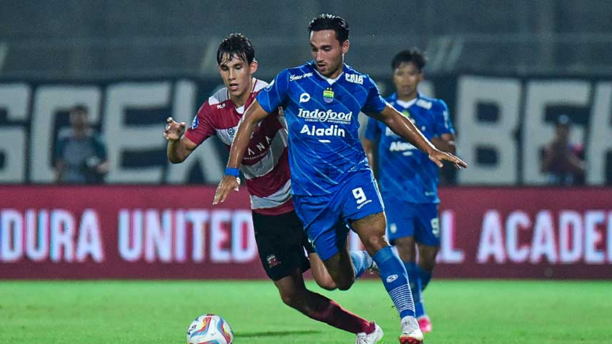 Pemain Persib Bandung Ezra Walian yang berduel dengan Madura United (dok. Persib)