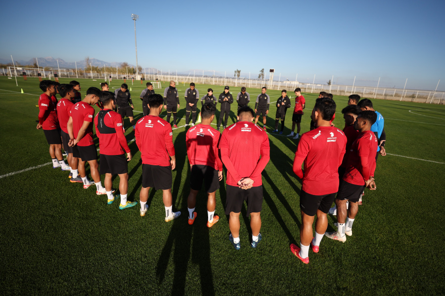 Shin Tae-yong memberikan instruksi kepada pemain Timnas Indonesia di TC Turki jelang Piala Asia 2023.