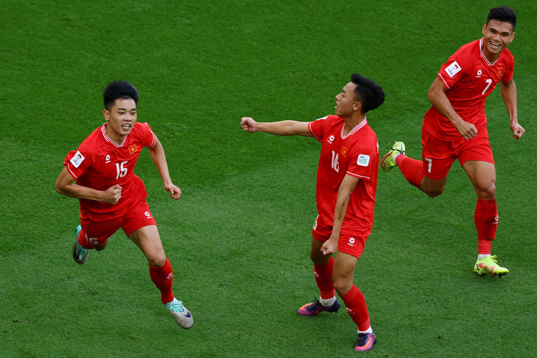 Pemain Vietnam merayakan gol melawan Jepang di Piala Asia 2023.