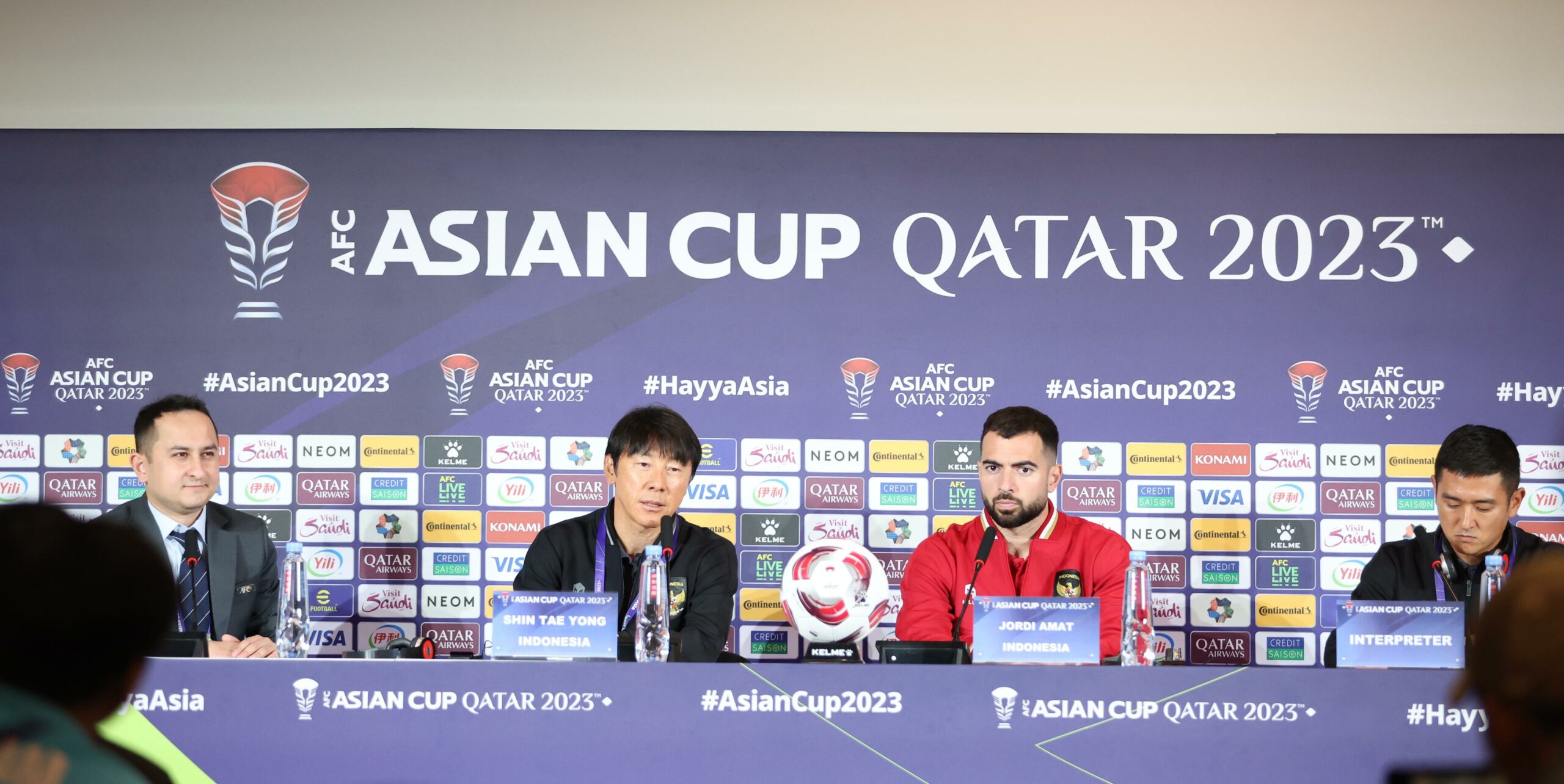 Pelatih Timnas Indonesia, Shin Tae-yong dan Jordi Amat menghadiri konferensi pers jelang lawan Vietnam.